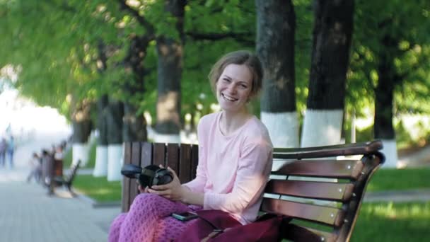 Jeune belle femme élégante, dans les rues de la ville à l'écoute de la musique dans les écouteurs grand moniteur . — Video