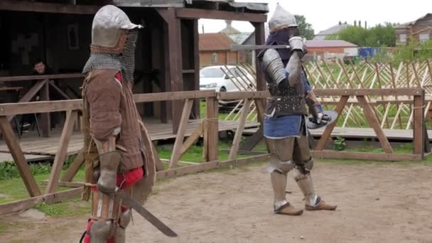 Cavaleiros em armadura de aço e capacetes cadeia de correio lutando no torneio medieval — Vídeo de Stock