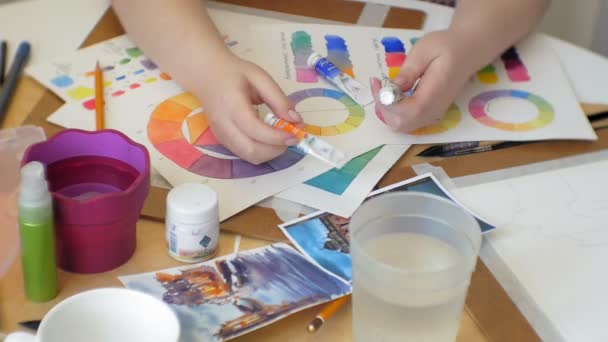 Νεαρή γυναίκα καλλιτέχνη ζωγραφικής στο σπίτι στούντιο δημιουργικά εργαλεία γκρο πλαν — Αρχείο Βίντεο