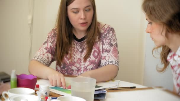 Deux jeunes femmes artiste peinture à la maison studio outils créatifs — Video