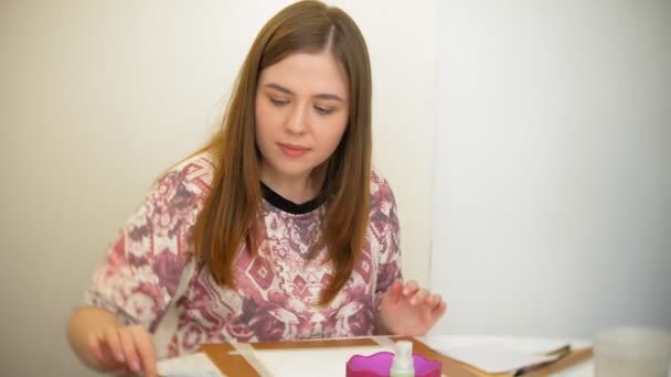 Duas Jovem artista pintando em casa estúdio ferramentas criativas — Vídeo de Stock