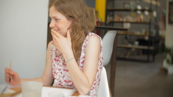 Deux jeunes femmes artiste peinture à la maison studio outils créatifs — Video