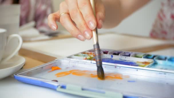 Νεαρή Γυναίκα Καλλιτέχνη Ζωγραφικής Στο Σπίτι Στούντιο Δημιουργικά Εργαλεία Γκρο — Αρχείο Βίντεο