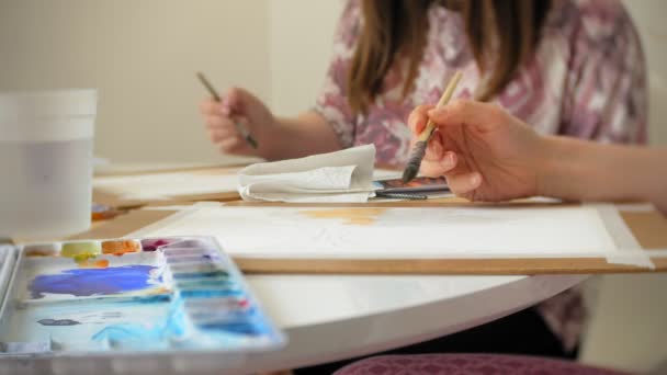 Молода жінка художник малює в домашній студії творчі інструменти крупним планом — стокове відео