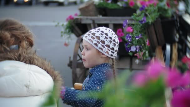 Donna con bambino nel parco. Mamma sta parlando con sua figlia in un parco primaverile . — Video Stock