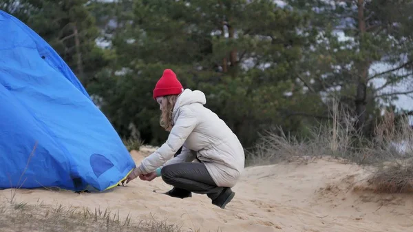 Привлекательная Молодая Туристка Красной Шляпе Собирает Туристическую Палатку Рядом Лесом — стоковое фото