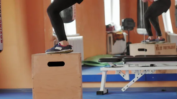 Mulher kickboxer está treinando em um estúdio de esportes com halteres — Fotografia de Stock