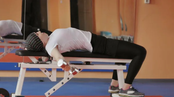 Vrouw kickbokser is opleiding in een sportstudio met halters — Stockfoto
