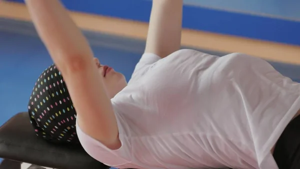 Женщина-кикбоксер тренируется в спортивной студии с гантелями — стоковое фото
