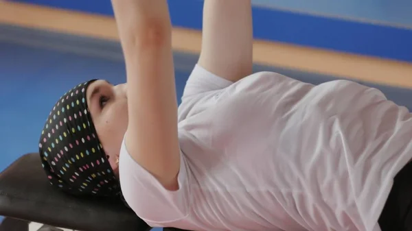 Жінка кікбоксер тренується в спортивній студії з гантелями — стокове фото