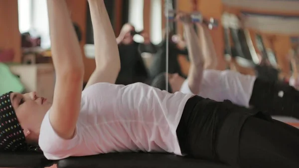 Woman kickboxer is training in a sports studio with dumbbells — Stock Photo, Image