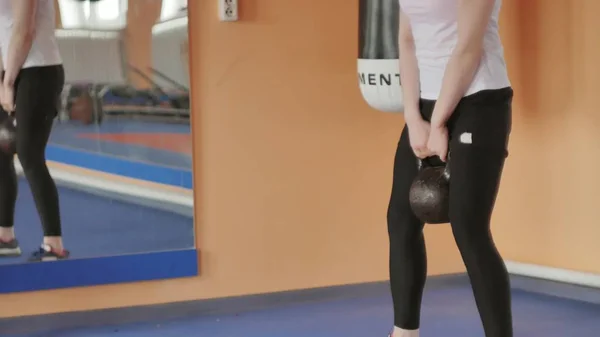 Mujer kickboxer está entrenando en un estudio deportivo con pesas —  Fotos de Stock