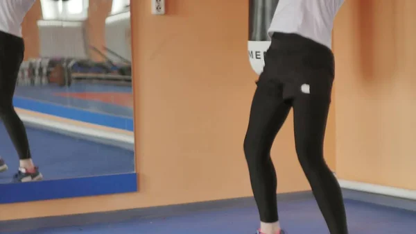 Vrouw kickbokser is opleiding in een sportstudio met halters — Stockfoto