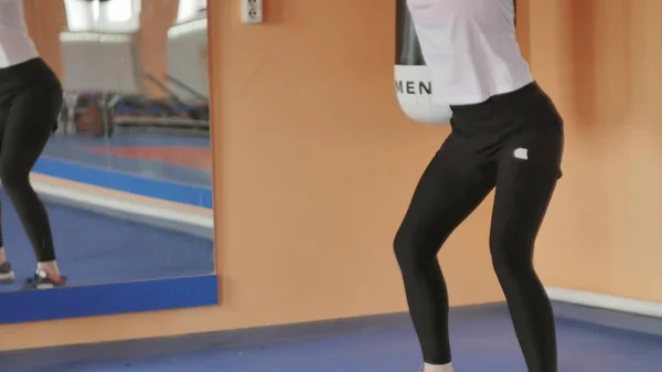 Nő kickboxer a képzés egy sport stúdióban a súlyzó — Stock Fotó