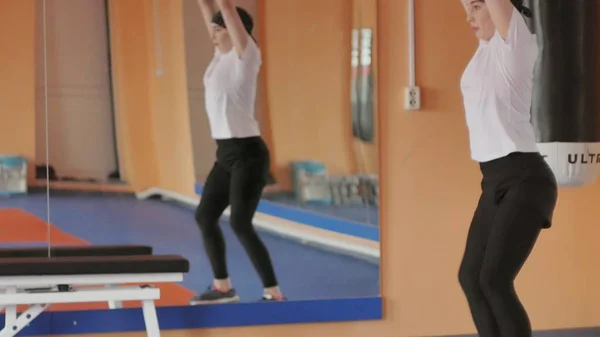 Femme kickboxer s'entraîne dans un studio de sport avec haltères — Photo