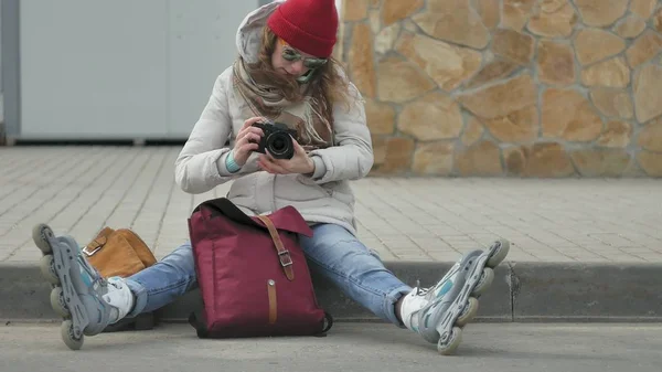 Fiatal Gyönyörű Red Hat Fárasztó Sportos Meleg Ruhát Görgők Aszfaltozott — Stock Fotó