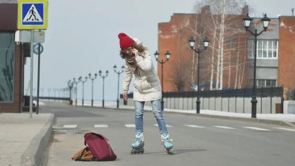 Young Beautiful Woman Red Hat Wearing Sporty Warm Clothes Rollers — Stock Photo, Image