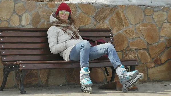 Sportif Sıcak Giysiler Silindirler Bir Ahşap Bank Elbiseler Paten Buz — Stok fotoğraf