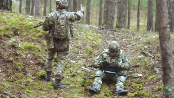 戦闘武器迷彩の兵士が軍事概念の森の避難所で解雇します。 — ストック動画