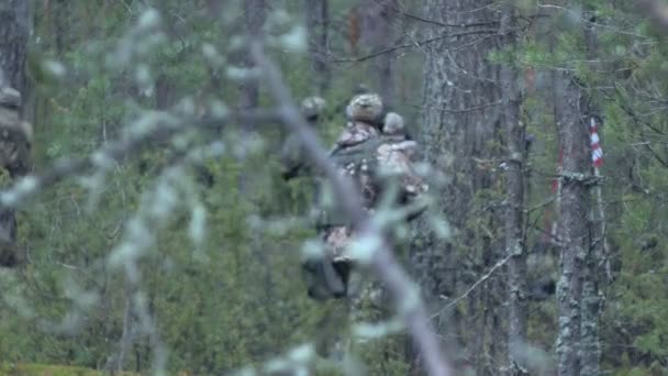 Katonák harci fegyverekkel álcázás az utat az erdőn, azzal a céllal, rögzítése, hogy a katonai koncepció kívüli — Stock videók
