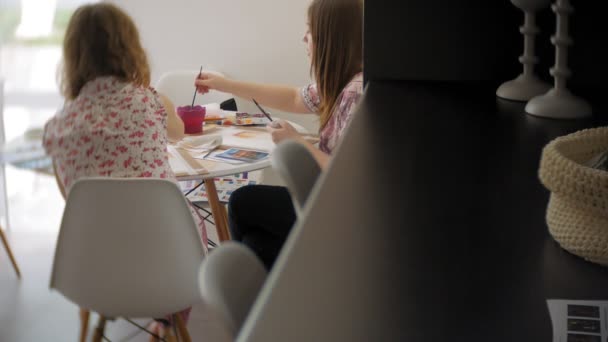 Två unga kvinnan konstnär måla hemma studio kreativa verktyg — Stockvideo