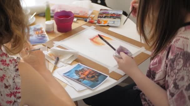 Zwei junge Künstlerinnen malen im heimischen Atelier kreative Werkzeuge — Stockvideo