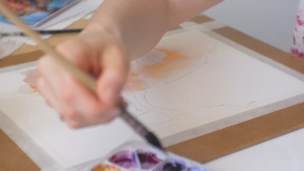 Joven artista pintura en casa estudio herramientas creativas de primer plano — Vídeo de stock