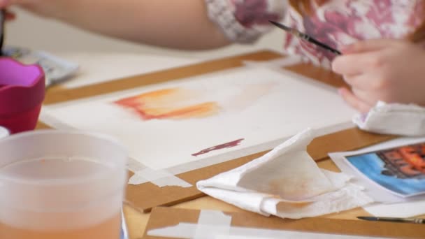 若い女性アーティストの自宅スタジオの創造的なツールのクローズ アップを絵画 — ストック動画