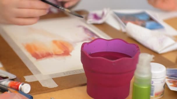 若い女性アーティストの自宅スタジオの創造的なツールのクローズ アップを絵画 — ストック動画