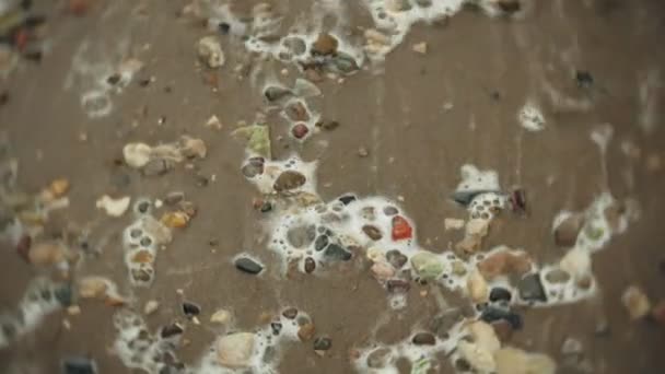 川の海の波は倒れる石砂浜海岸. — ストック動画