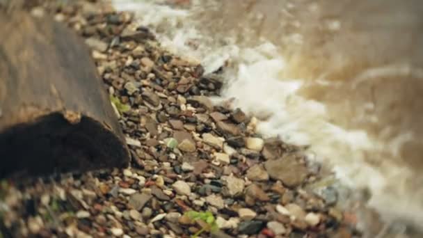 Хвилі океану річки падають над кам'яним піщаним берегом . — стокове відео