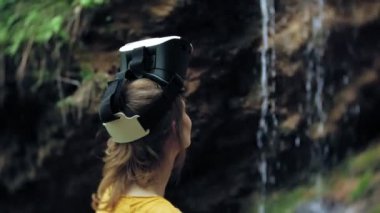 Kız sanal gerçeklik gözlük Vr güneşli gün yaban hayatı kadın eller tepeler dağlar, şelale, orman elektronik Giyilebilir teknoloji oyun simülatörü görsel deneyim 3d kozmik yenilik kullanarak yetiştirmek
