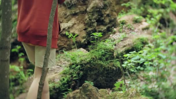 Voetstappen van wandelaar wandelen buiten. voeten lopen op wankel terrein — Stockvideo