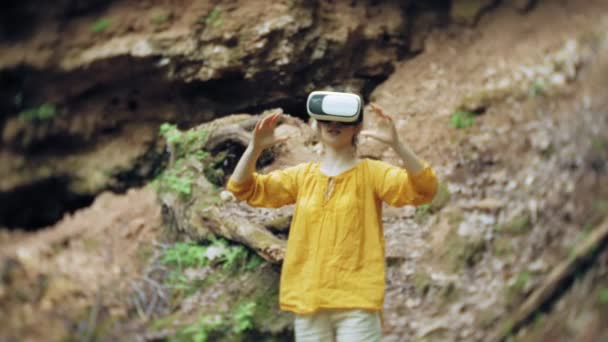 Meisje VR bril Vr zonnige dag wildlife vrouw verhogen handen pieken bergen, waterval, bos elektronische wearable technologie met behulp van spel simulator visuele ervaring 3d kosmische innovatie — Stockvideo