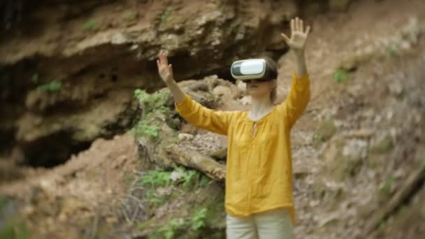 Девушка очки виртуальной реальности VR солнечный день дикая природа женщина поднимая руки пики гор, водопад, лесной электронной носимой технологии с помощью игрового симулятора визуальный опыт 3D космические инновации — стоковое видео