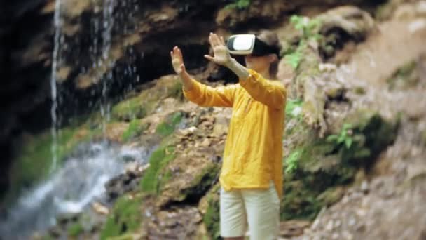 Meisje VR bril Vr zonnige dag wildlife vrouw verhogen handen pieken bergen, waterval, bos elektronische wearable technologie met behulp van spel simulator visuele ervaring 3d kosmische innovatie — Stockvideo