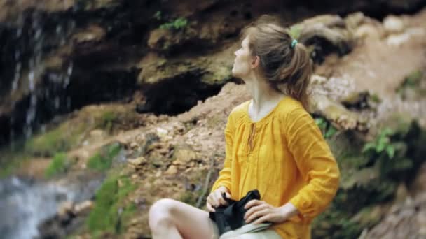 Meisje VR bril Vr zonnige dag wildlife vrouw verhogen handen pieken bergen, waterval, bos elektronische wearable technologie met behulp van spel simulator visuele ervaring 3d kosmische innovatie — Stockvideo