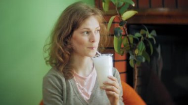 Bir kadın için oksijen pislik bir aygıtla bir Oksijen kokteyl içer. Oksijen bir kadın için kokteyl. Bir kadın bir oksijen ile bir aygıt oksi-levrek için kokteyl yapar