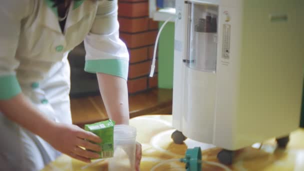 Mujer hacer cóctel de oxígeno con dispositivo para la escoria de oxígeno. Cóctel de oxígeno para mujer. Mujer hacer cóctel de oxígeno con dispositivo para la escoria oxi — Vídeos de Stock