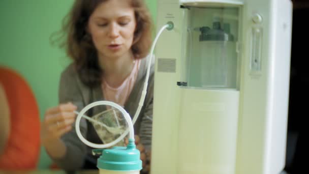 A woman drinks an oxygen cocktail with a device for oxygen scum. Oxygen cocktail for a woman. A woman makes an oxygen cocktail with a device for oxy-perch — Stock Video