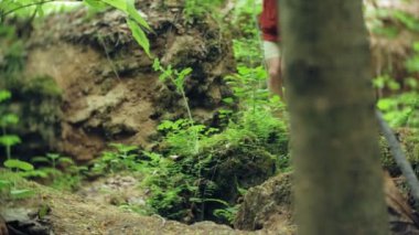 Açık havada hiking uzun yürüyüşe çıkan kimse ayak adımları. kayalık arazide yürüyüş ayak