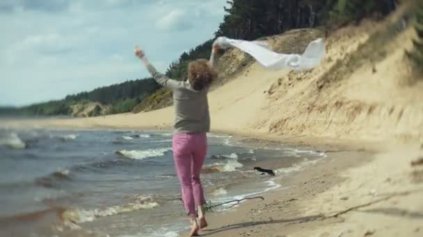 Kvinna Lyssnar Musik Hörlurar Slappnar Och Dansar Stranden Floden Havet — Stockvideo