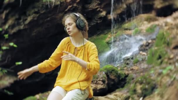 Genç Şık Güzel Kadın Büyük Lcd Ekran Kulaklık Müzik Dinlemek — Stok video