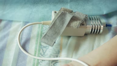 Uv kan ışınlama tedavisi gören bir hastanede bir kadın