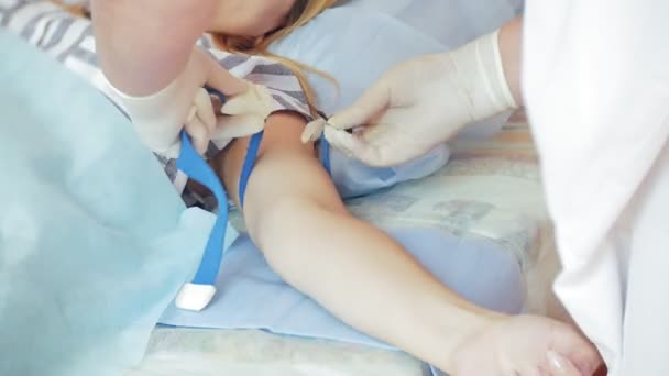 Una mujer en un hospital sometida a terapia de irradiación de sangre UV — Vídeo de stock