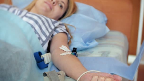 Een vrouw in een ziekenhuis ondergaat UV-blood bestraling therapie — Stockvideo