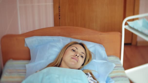 在医院接受紫外线照射治疗的妇女 — 图库视频影像