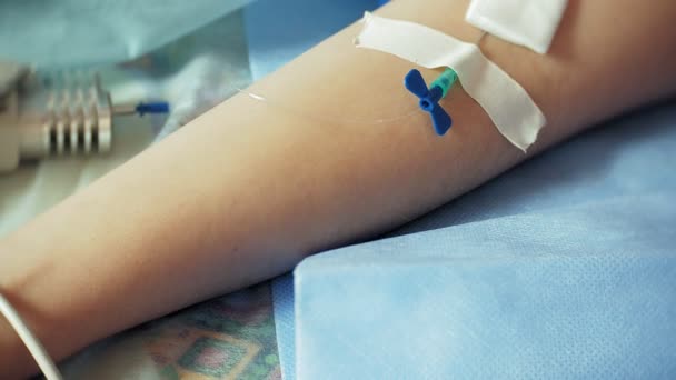 Una mujer en un hospital sometida a terapia de irradiación de sangre UV — Vídeo de stock