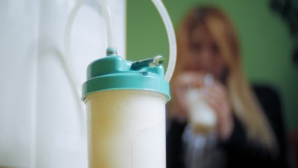 Een vrouw drinkt een zuurstof-cocktail met een apparaat voor schuim van zuurstof. Zuurstof cocktail voor een vrouw. Een vrouw maakt een zuurstof cocktail met een apparaat voor oxy-baars — Stockvideo