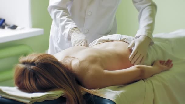 Médecine traditionnelle chinoise Cupping processus. Tasses Hijamah sur le dos de la patiente en thérapie d'acupuncture. Traitement traditionnel chinois. Matériel médical de thérapie de tasse . — Video
